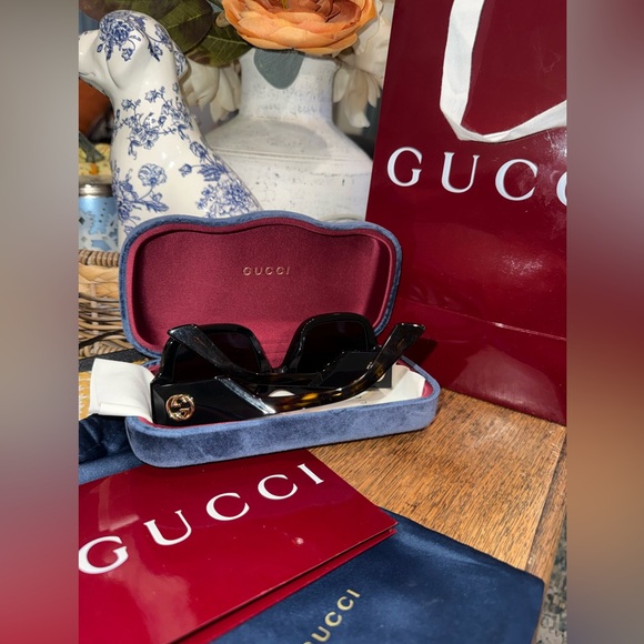 Gucci Black Sunglasses with Gucci case - Picture 2 of 6